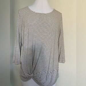 CHICO’S KNOTTED TOP BLACK AND WHIT STRIPS.
WORN IN GOOD CONDITION SEE PICTURES.